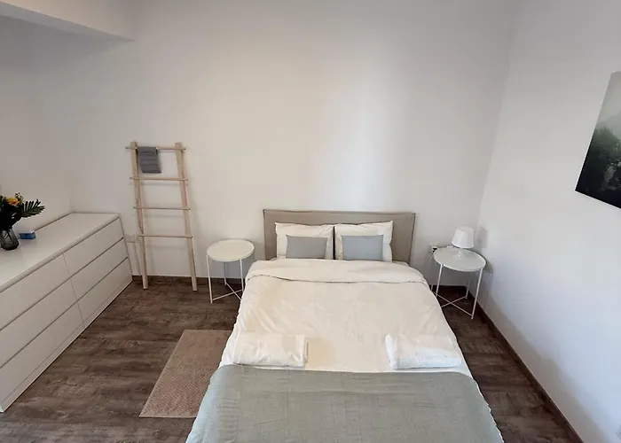 Апартаменты Luxurious Penthouse In Center 300m From The *