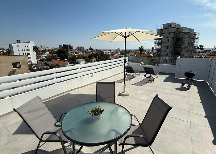 Luxurious Penthouse In Center 300m From The Λάρνακα